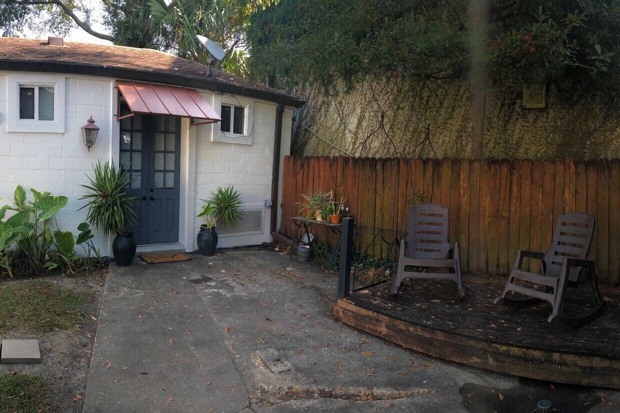 Cottage with courtyard - 7727 Maple St