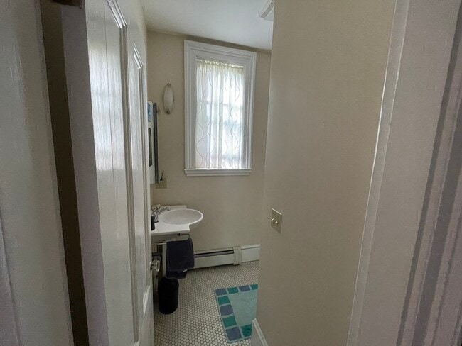 Building Photo - 56 Hawes St