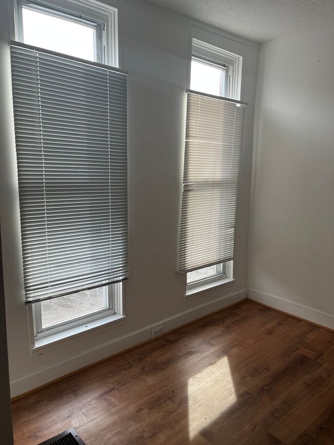 Foto del edificio - 1918 Penrose Ave