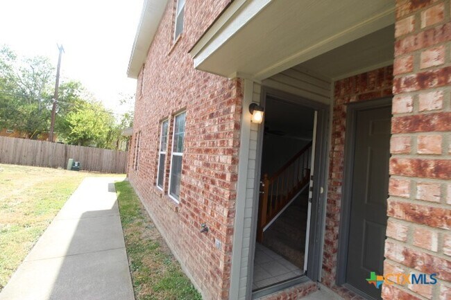 Foto del edificio - 402 Bowden Ave