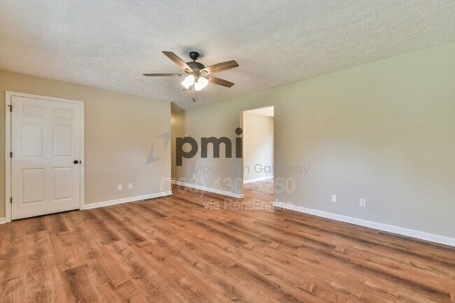 Foto del edificio - 138 Sunset Oaks Dr