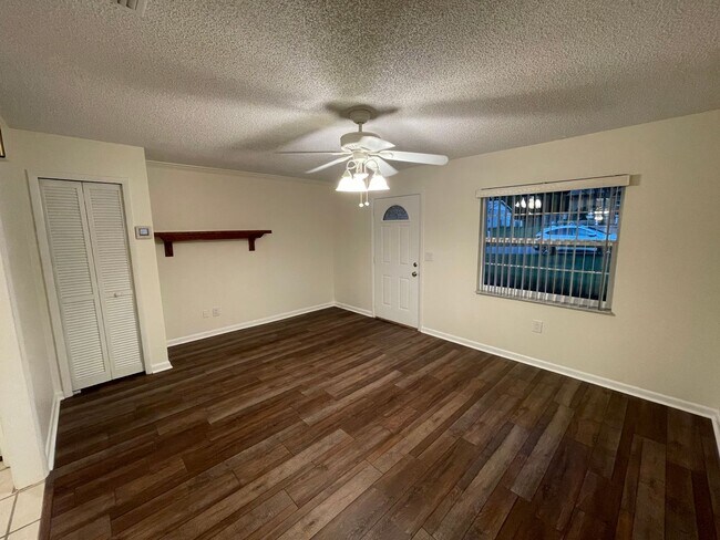 Foto del edificio - Beautiful 2/2 with large yard, Florida room, new floors, and updated bathrooms!