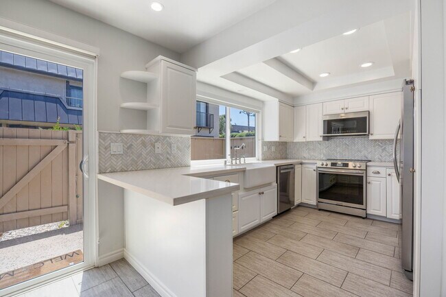 Building Photo - 806 S Sierra Ave