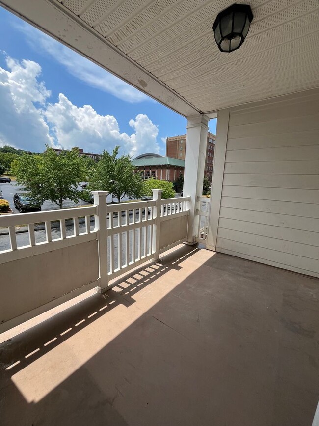 Building Photo - 3-bedroom, 2-bath Condo near ETSU, $1700 p...