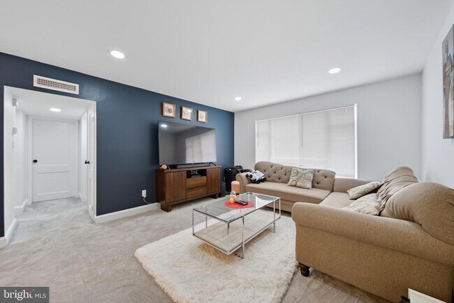 Foto del edificio - 10305 Montrose Ave