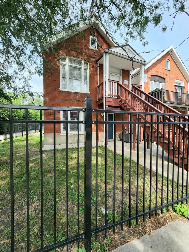 Foto principal - 1332 S Claremont Ave