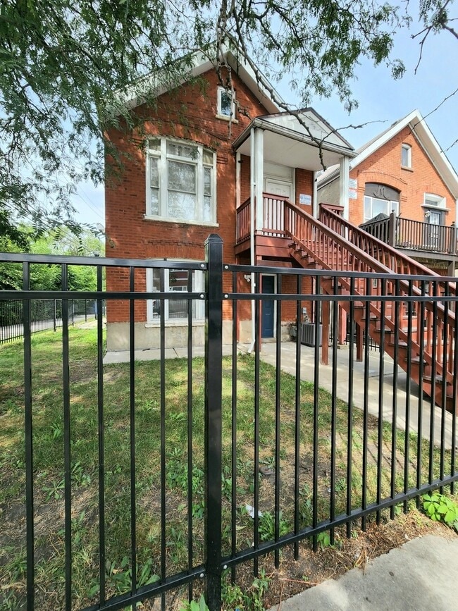 Building Photo - 1332 S Claremont Ave