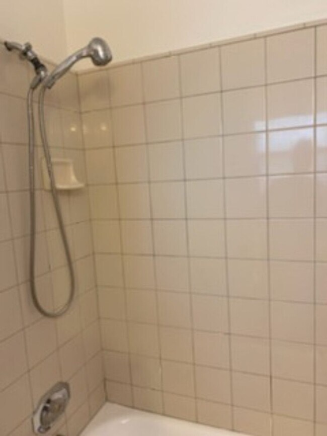 Foto del edificio - Adorable 2 Bedrooms and 1 bathroom home with large backyard