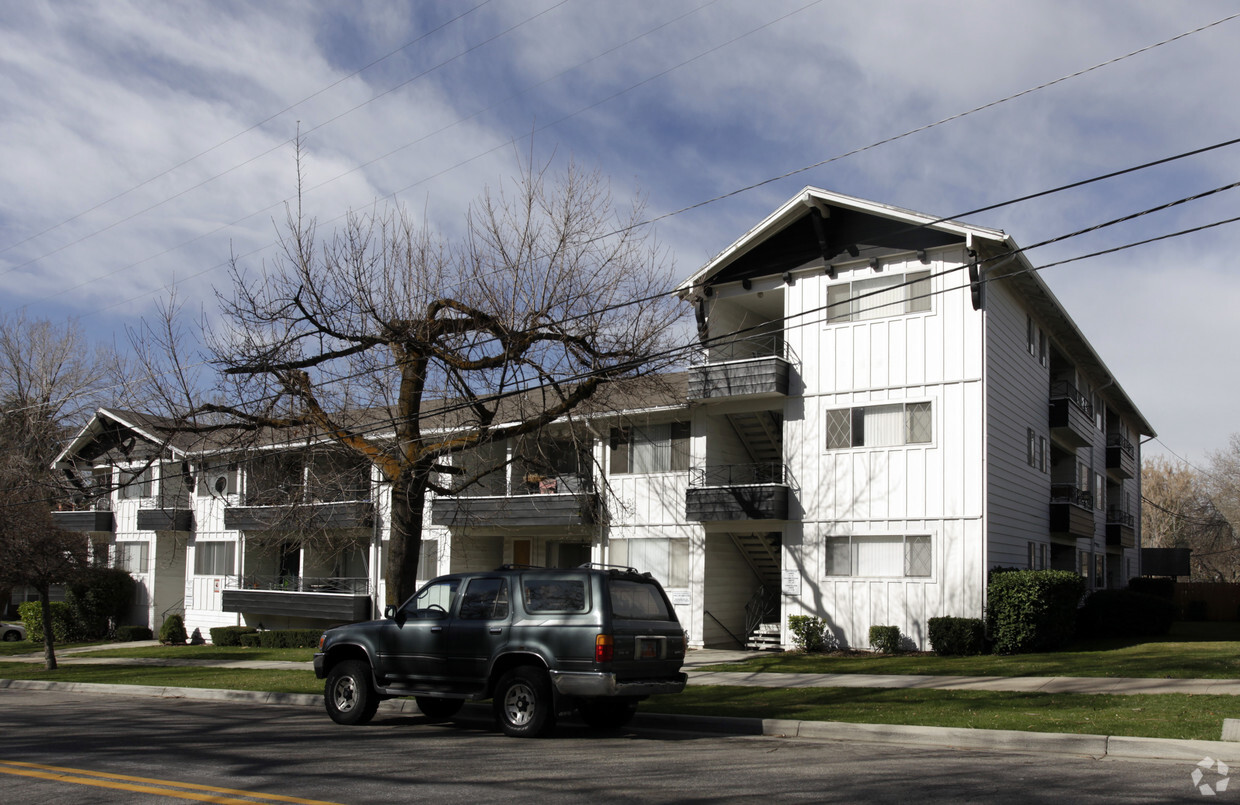 Primary Photo - 585 2nd Ave