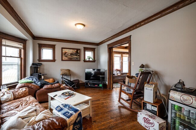 Building Photo - 1831 E Kenwood Blvd