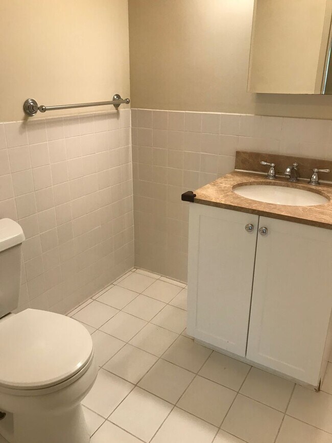 Building Photo - Great convenient location! Steps to Green ...
