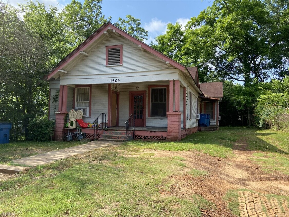 2 br, 1 bath House 1504 E Fannin St B House for Rent in Marshall