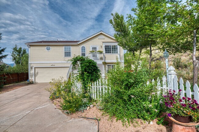Building Photo - West side hidden gem with view of Pikes Pe...