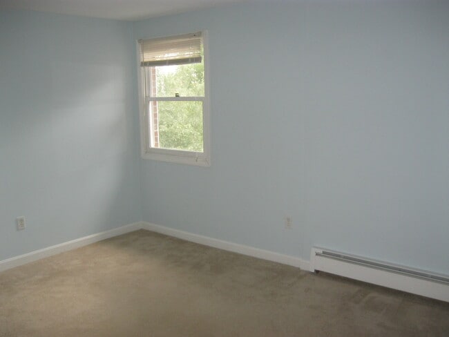 small bedroom - 21 Pine St