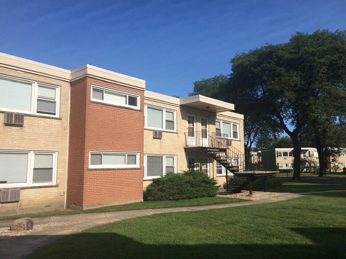 Well maintained building - 1111 W Hawthorne St