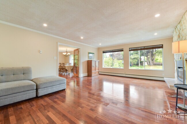 Photo du bâtiment - Spacious 4 Bedroom Detached Family Home with Massive Yard in Prime White Rock Location