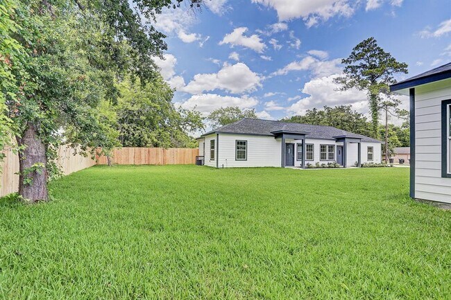 Foto del edificio - 8119 Autumn Ln