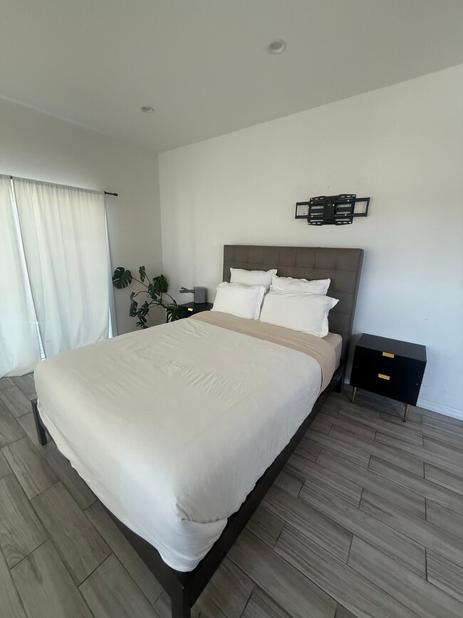 Photo - 1647 Ocean Front Walk (Santa Monica, CA) Apartment