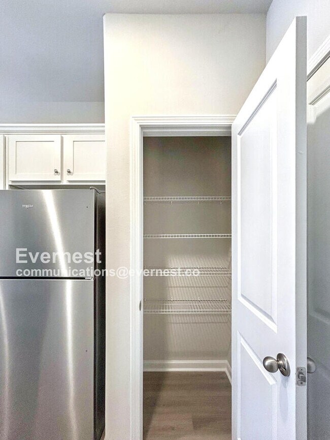 Foto del edificio - Beautiful 3-Bedroom Home with Garage / Pet...