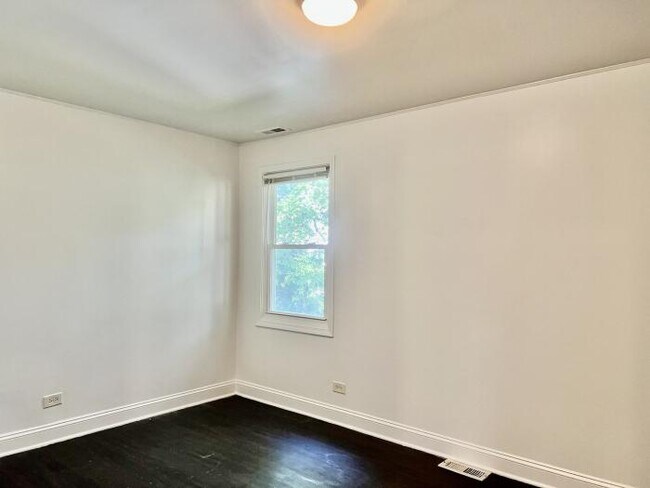 Building Photo - 4 bedroom in Chicago IL 60827