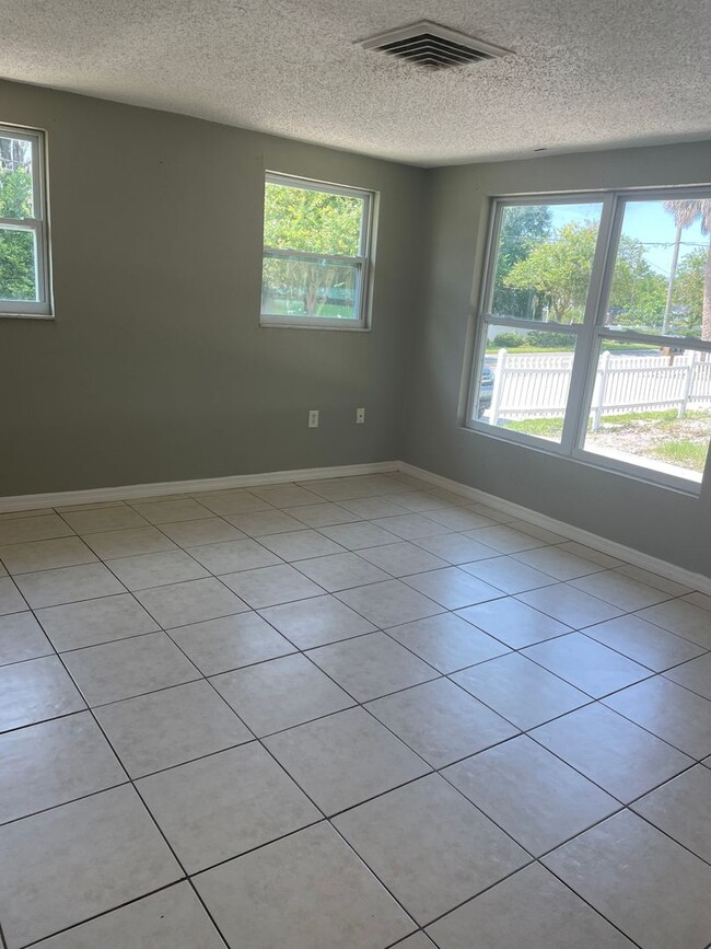 Building Photo - 2/1 Apartment close to downtown New Port R...