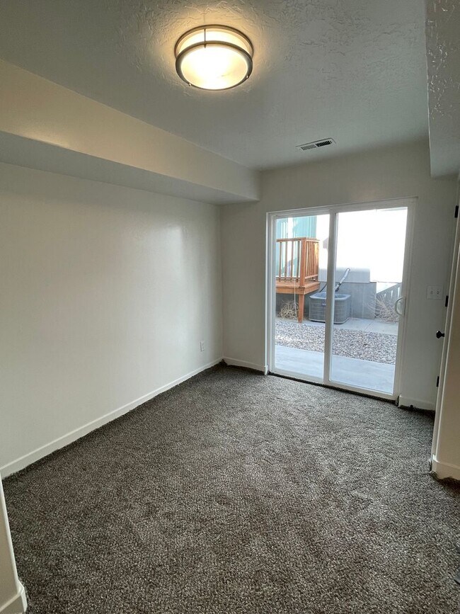 Foto del edificio - Freshly Updated Townhome with Walk-In Clos...