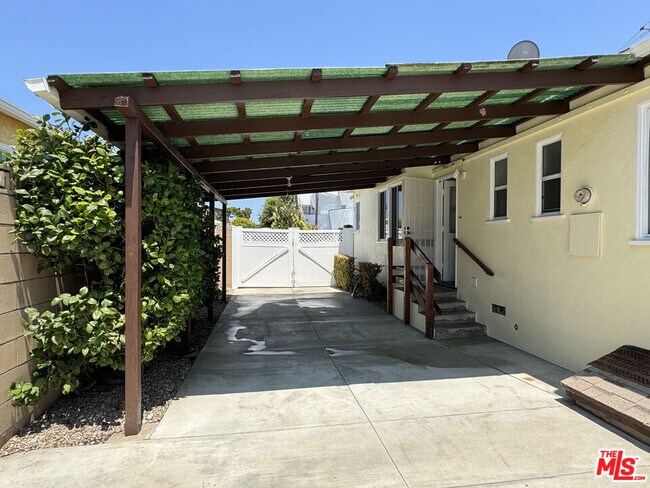 Foto del edificio - 12856 Walsh Ave