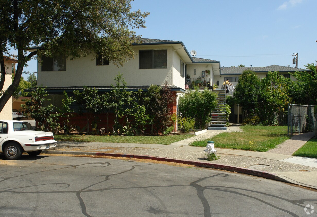 Foto principal - 671 Bellflower Ave
