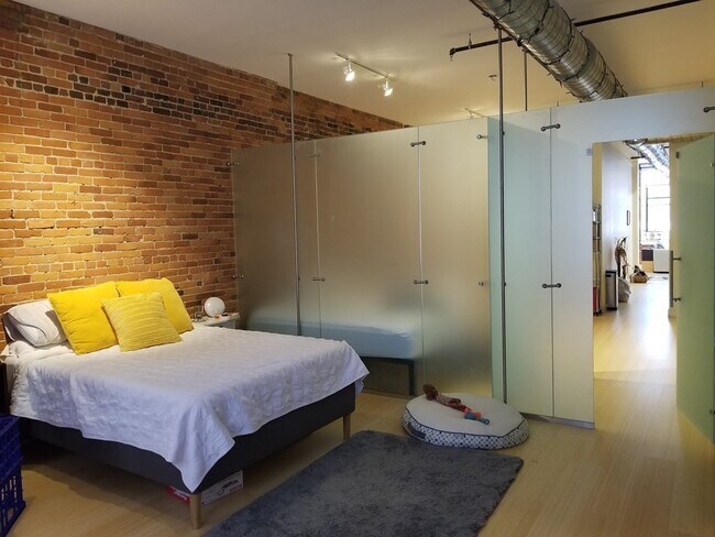 Building Photo - 137 Pearl St