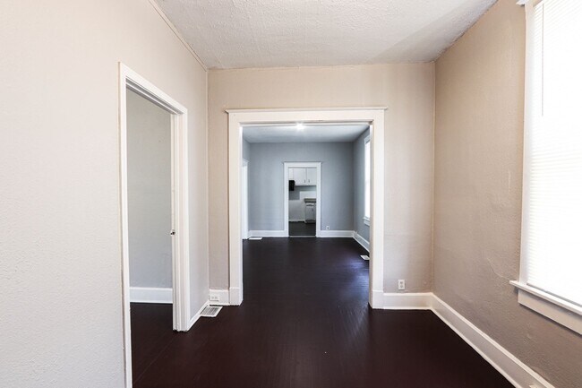 Foto del edificio - Just updated 2 bed 1 bath