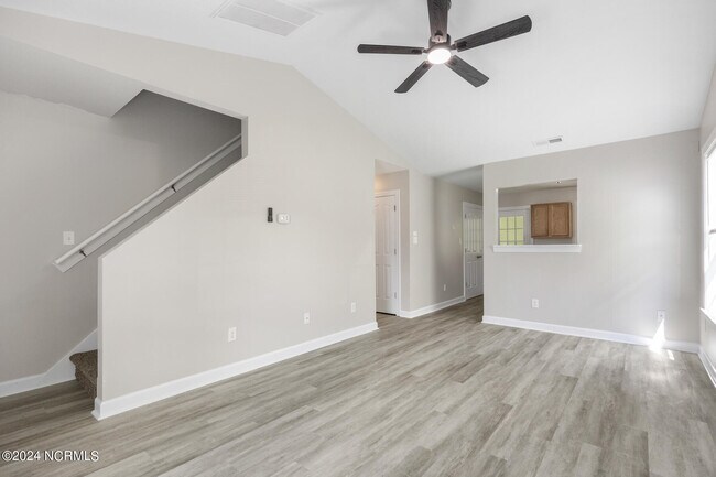 Foto del edificio - 300 Springwood Dr