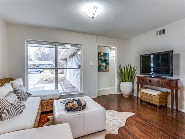 Foto del edificio - 819 Kingswood Ave