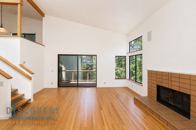 Foto del edificio - Montclair Four Bedroom Contemporary Late 20th Century Home