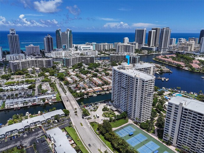 Building Photo - 2500 Parkview Dr