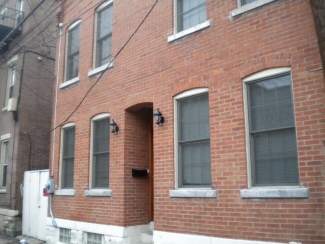5 Bedroom House in the Southside Flats! Central Air. Washer and Dryer on Main Floor. Private Patio. - 5 Bedroom House in the Southside Flats!  Central Air. Washer and Dryer on Main Floor. Private Patio.