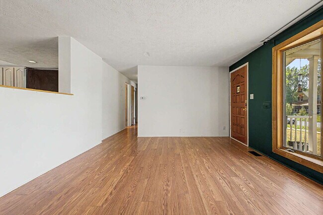 Foto del edificio - "Charming 3-Bed Townhouse in Denver's Heart – Spacious 1350 Sq Ft Living!"