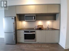 Building Photo - 585 Bloor St E