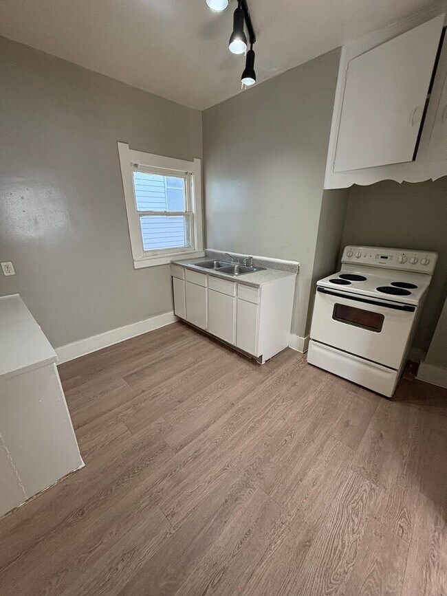 Foto del edificio - Charming 2-Bedroom Home Near Five Points