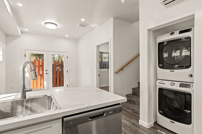 Building Photo - 931 W 23rd St