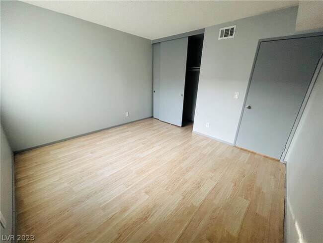 Building Photo - 1405 Vegas Valley Dr