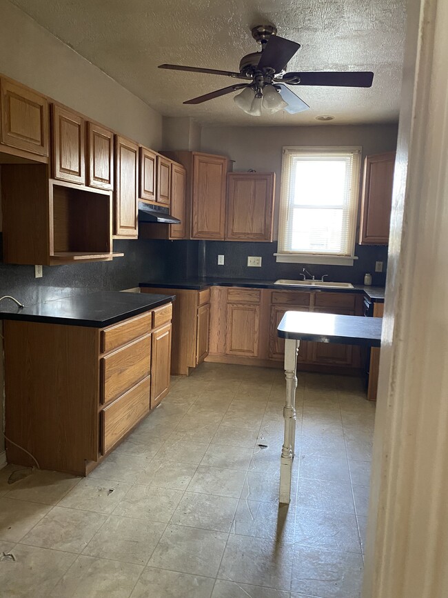 Kitchen - 911 Hay St