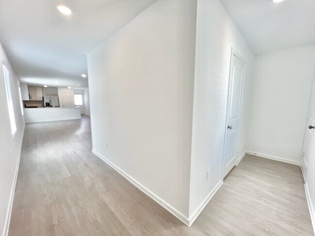 Building Photo - 3019 Mallorca Dr