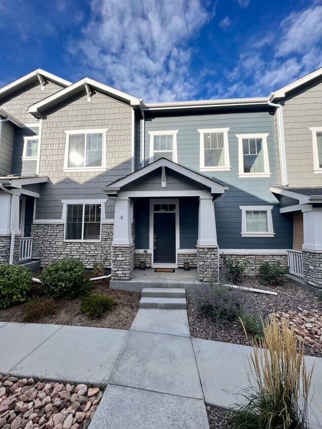 Foto principal - Almost New 3BD 2.5Bath Townhouse