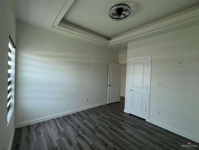 Building Photo - 11 E Iris Ave
