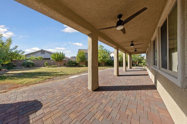 Foto del edificio - Luxury Living in Henderson's Tuscany: Spacious 4 Bedroom Home with Expansive Yard & More!