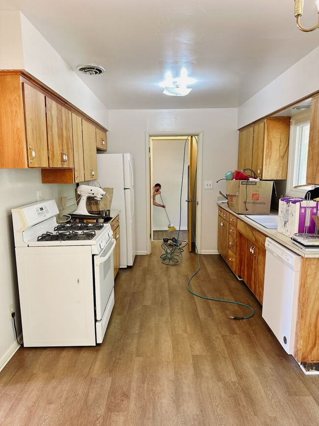 Building Photo - 4 bdrm/1bath house in Happy Valley near So...