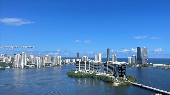 Foto del edificio - 7000 Island Blvd