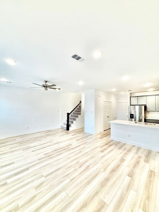 Foto del edificio - 3-Bedroom Townhome with Modern Amenities /...