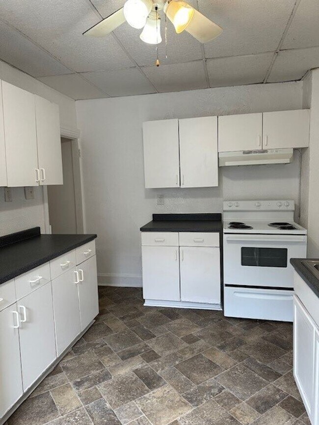 Building Photo - 2nd Floor 2 Bedroom 1 Bathroom Apartment F...