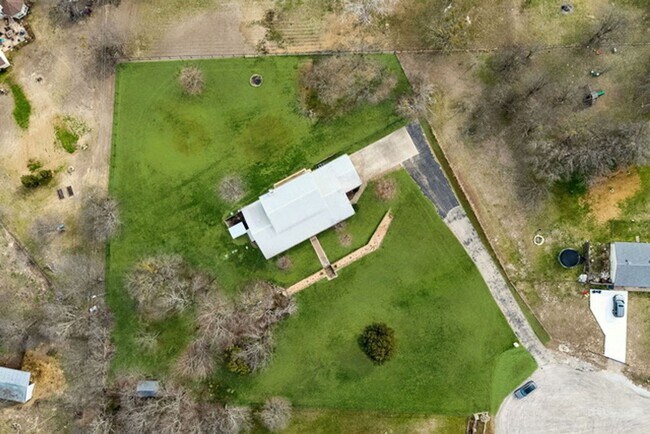 Foto del edificio - Stunning 4 bedroom 3.5 bath with office that sits on 1.5 acres in ALEDO ISD